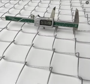 9 Gauge 5ft Chain Link Wire Fencing System Heavy Duty Diamond Hole Cyclone Wire Mesh Fence Rolls