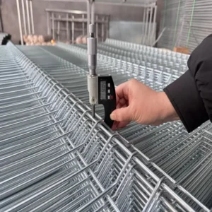 Factory Customized Waterproof 3D Welded Curvy Wire Mesh Metal Fence Panels Bending Garden Security Fence