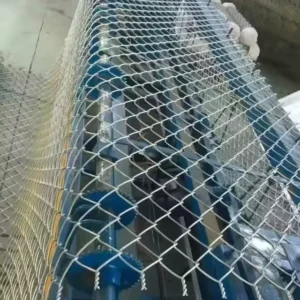 Galvanized Cyclone Fence Wire Mesh Eco Friendly Customizable Size for Road 6ft Chain Link Fence