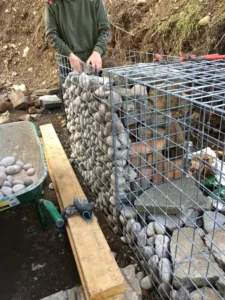 Galvanized Iron Welded Mesh Retaining Wall System with Square Holes for Highway and Railway Support