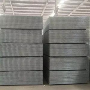Low Carbon Iron Welded Wire Mesh Panels Rolls Customizable Sizes Gauges Protective Netting Square Hole Construction Use Cutting